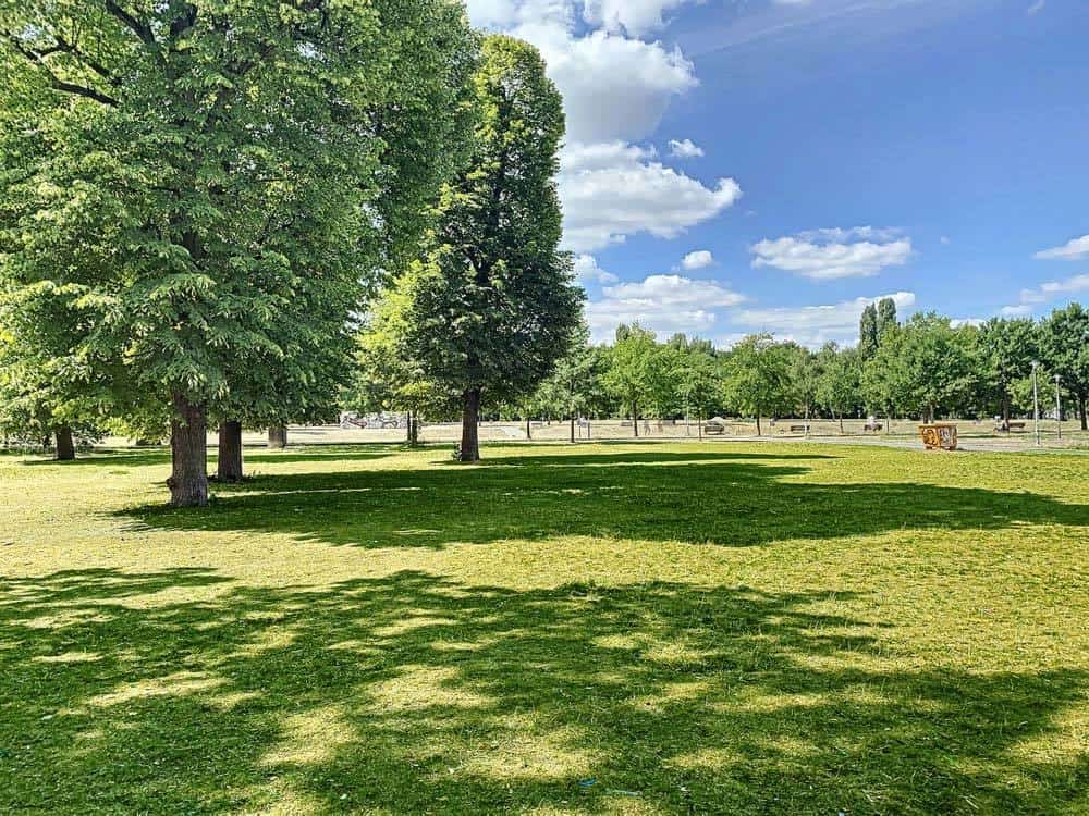 Paul-Heyse-Strasse-Volkspark-Friedrichshain-direkt-vor-der-Tür