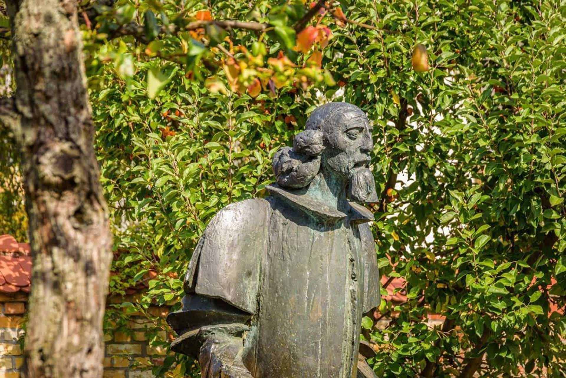 Umgebung-Comenius-Garten-Statue