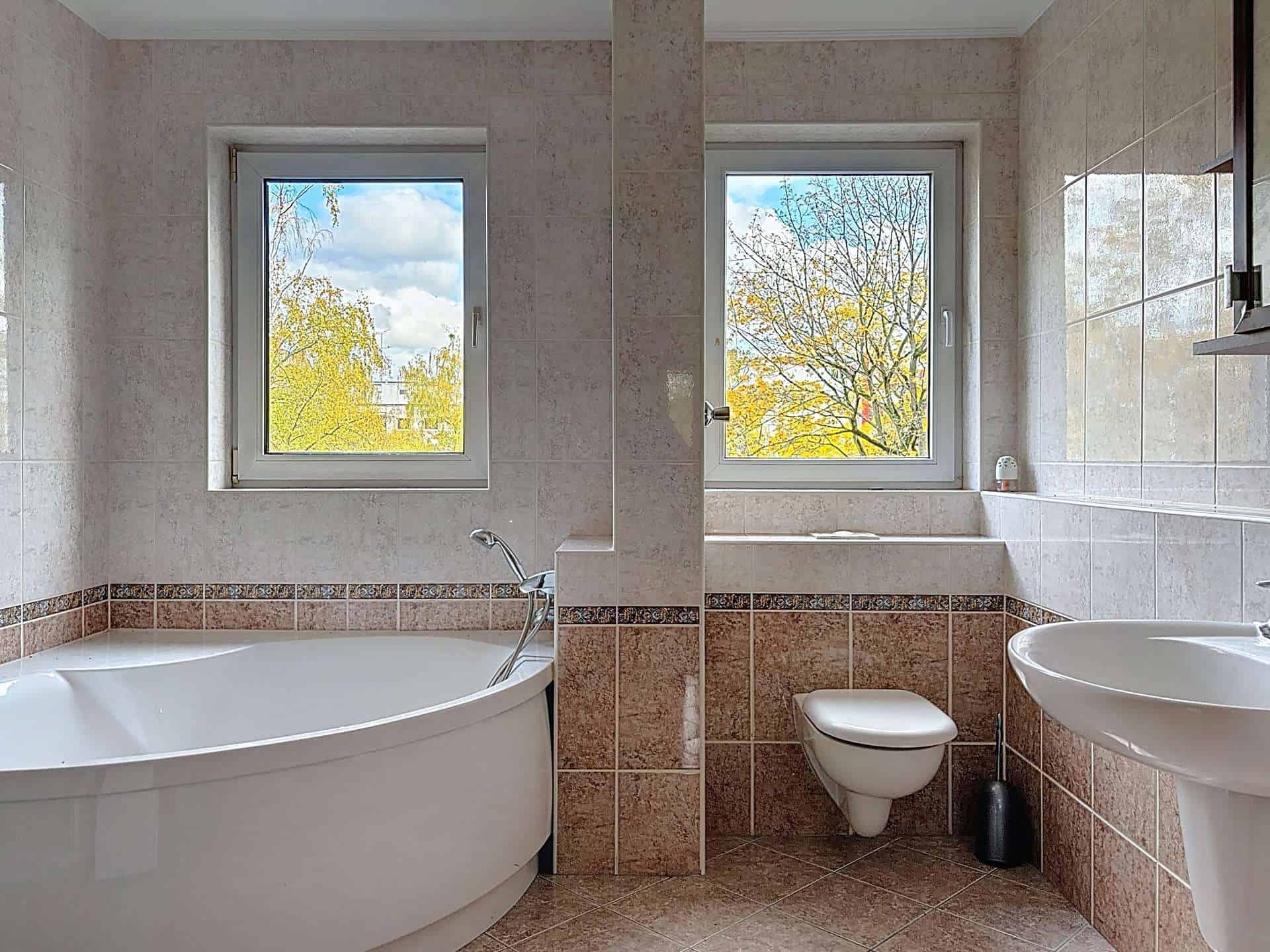 Badezimmer mit Badewanne und Dusche