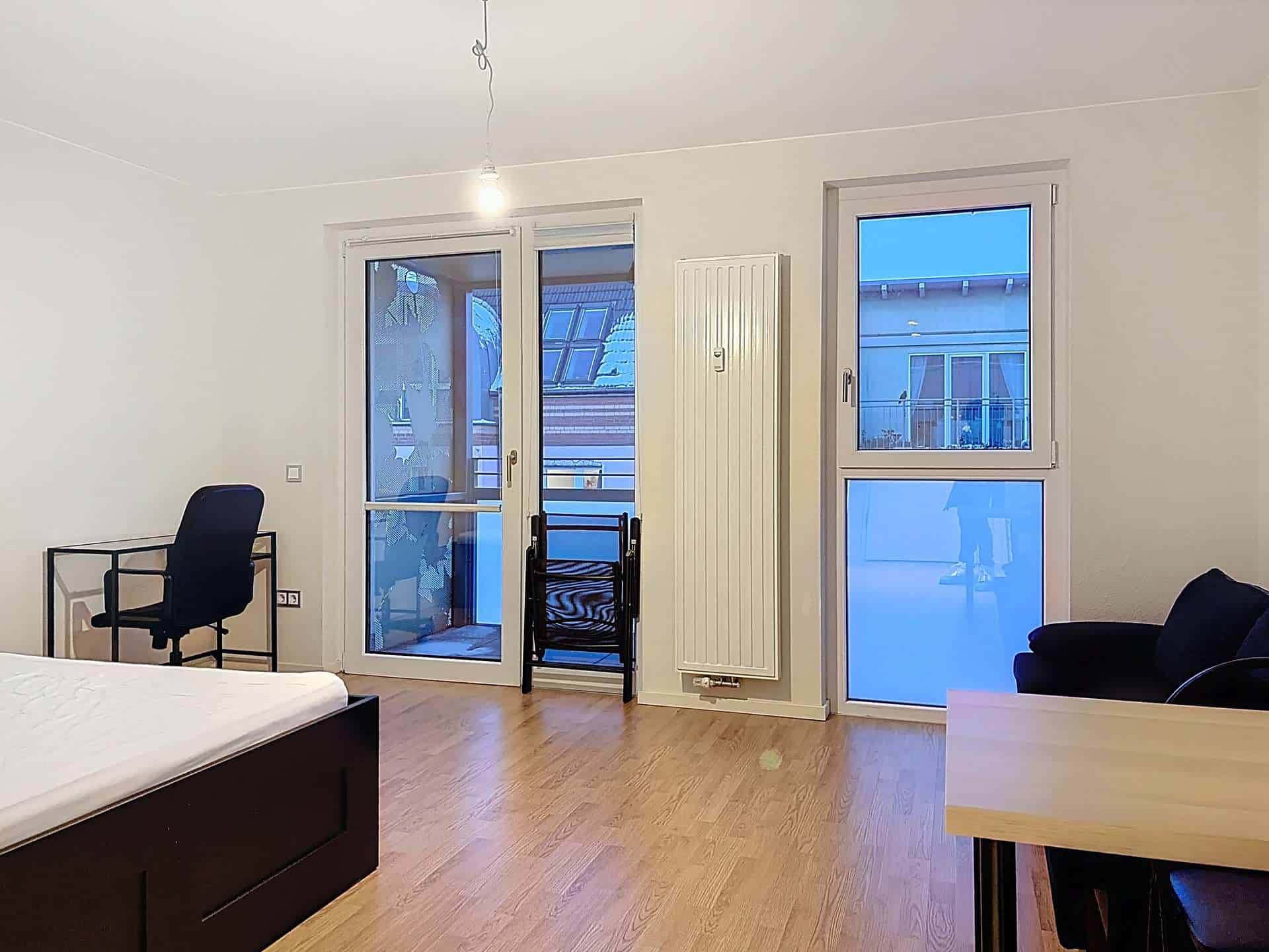 Zimmer mit Balkonzugang