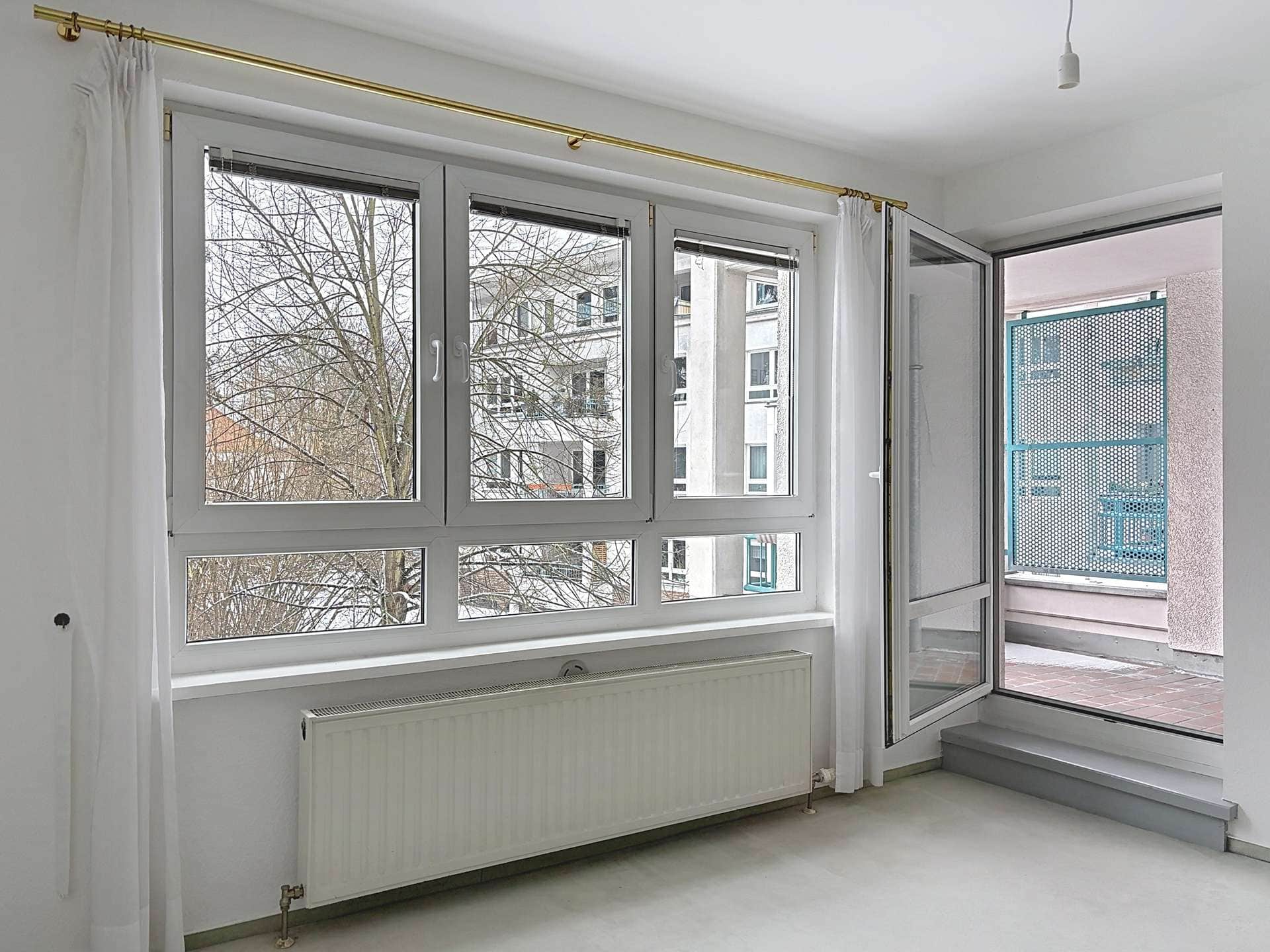 Wohnzimmer mit Balkonzugang 