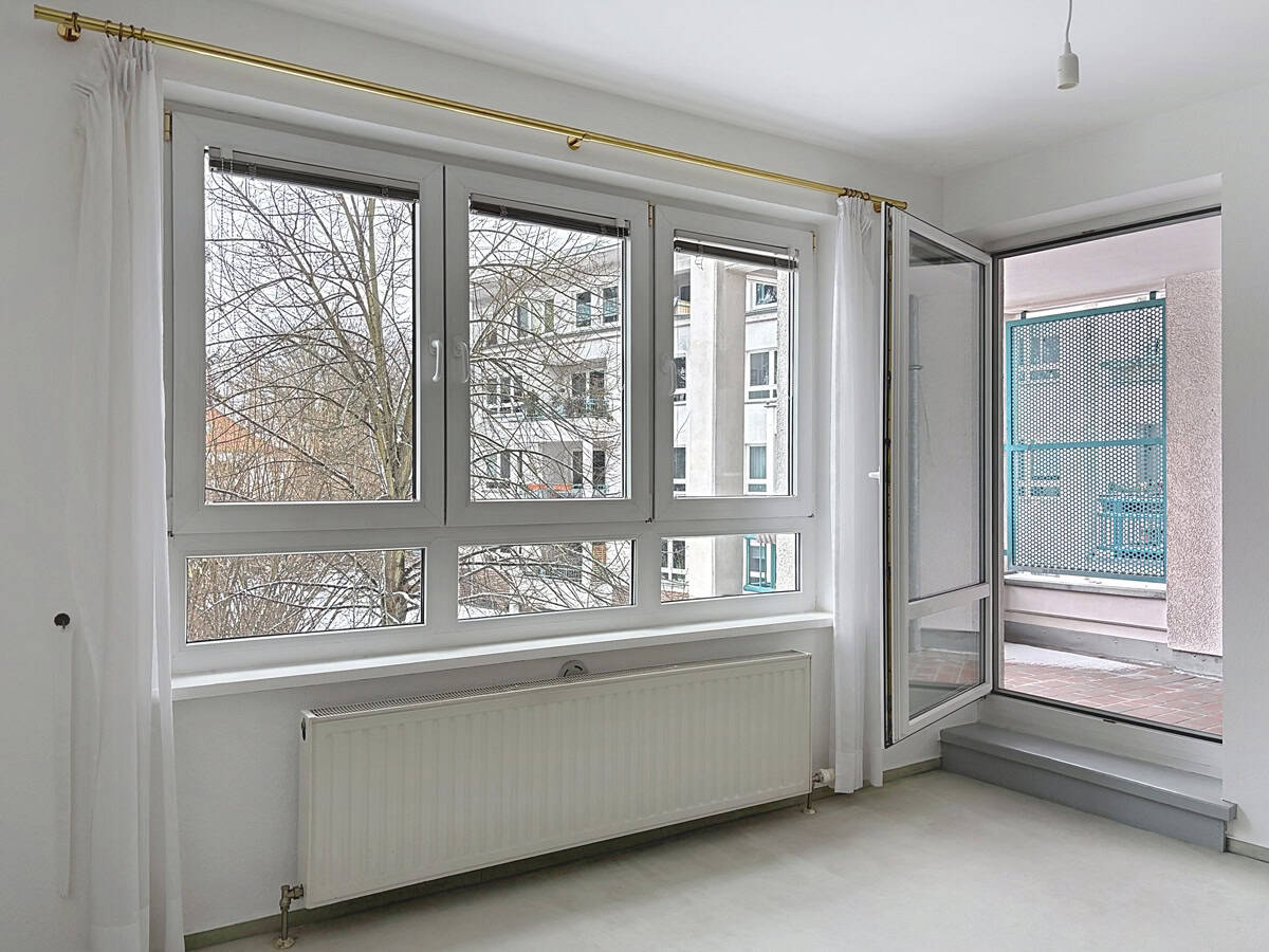 Wohnzimmer-mit-Balkonzugang