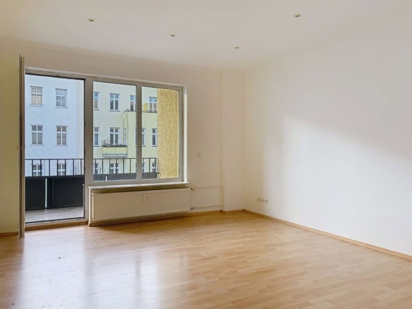 Wohnzimmer mit Balkon