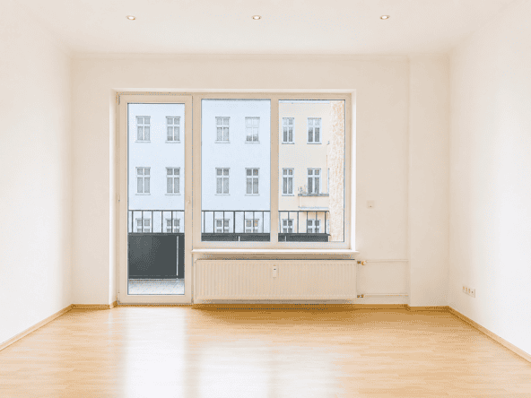 Großes Wohnzimmer mit Balkonzugang