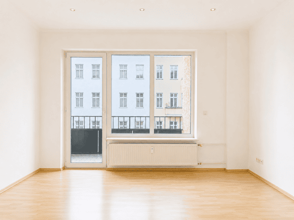 Großes Wohnzimmer mit Balkonzugang