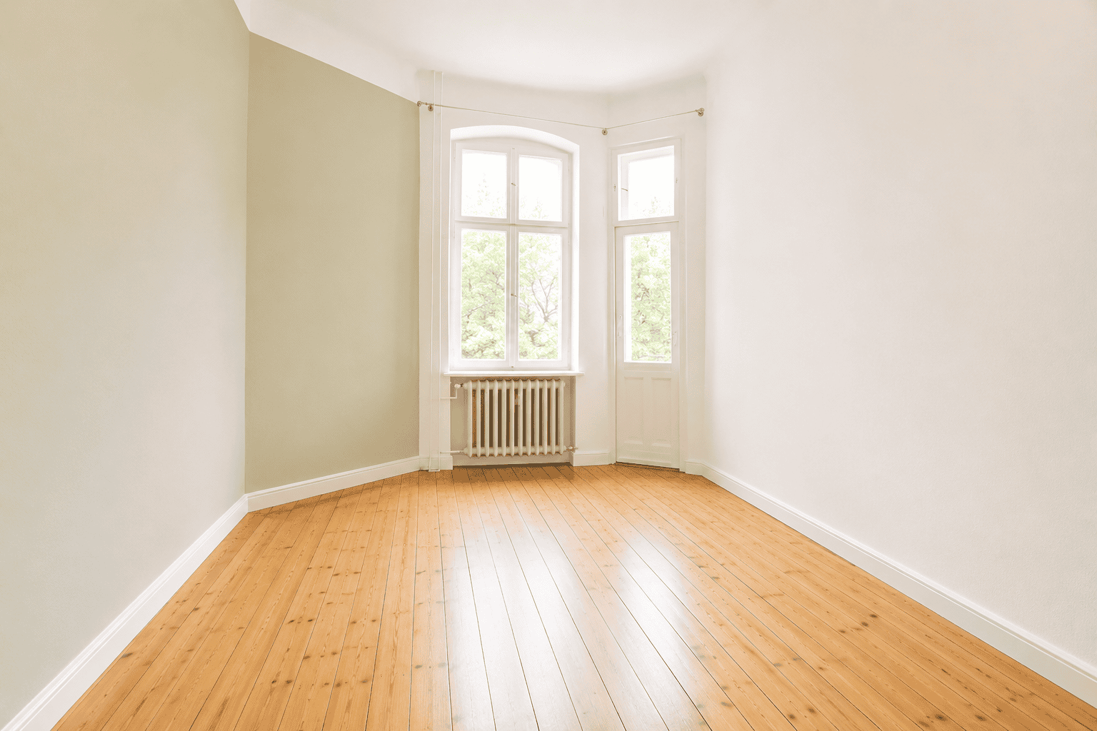 Schlafzimmer mit Balkonzugang hofseitig - Foto aus Vergleichswohnung