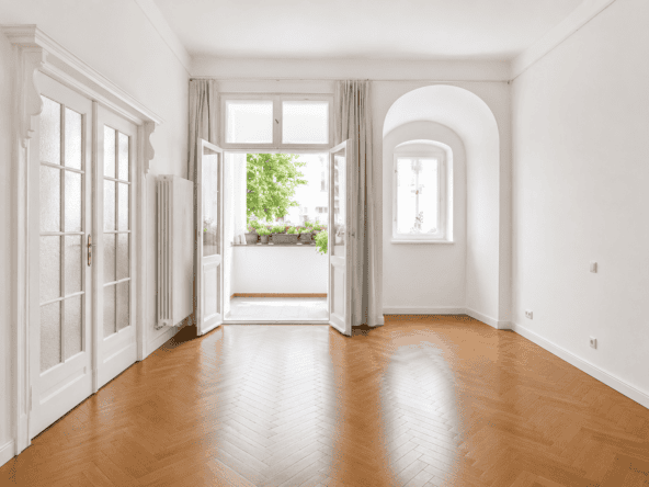 Wohnzimmer mit Balkonzugang und Erker - Foto aus Vergleichswohnung