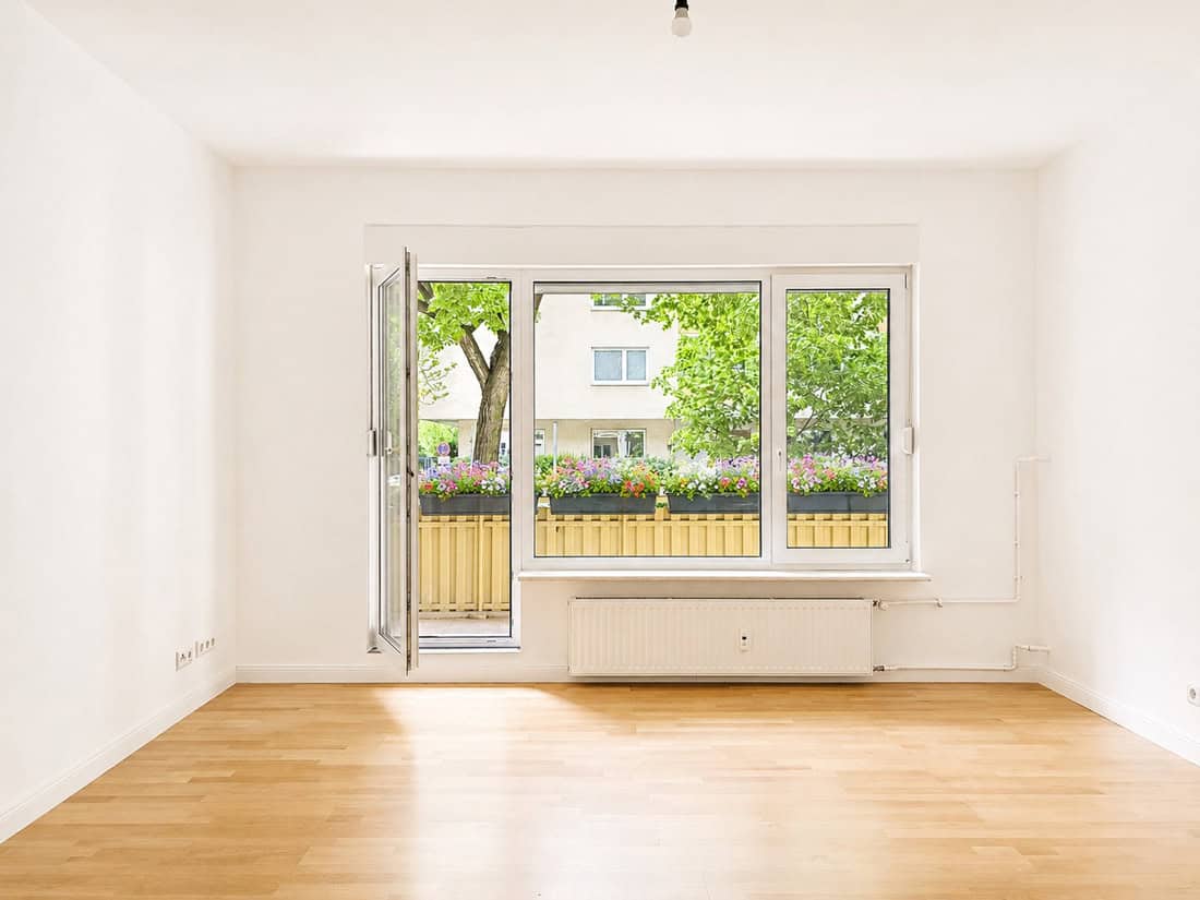 Geraumiges-Wohnzimmer-mit-Balkonzugang