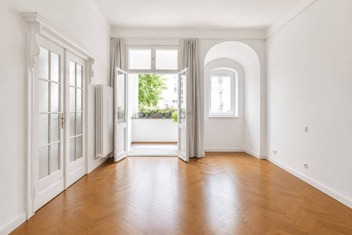 Wohnzimmer-mit-Balkonzugang-und-Erker-Foto-aus-Vergleichswohnung